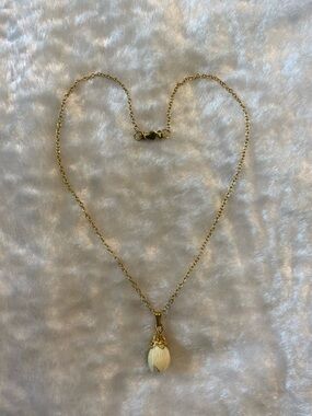 🍀VTG Gold Chain Necklace with Cream Floral Pendant